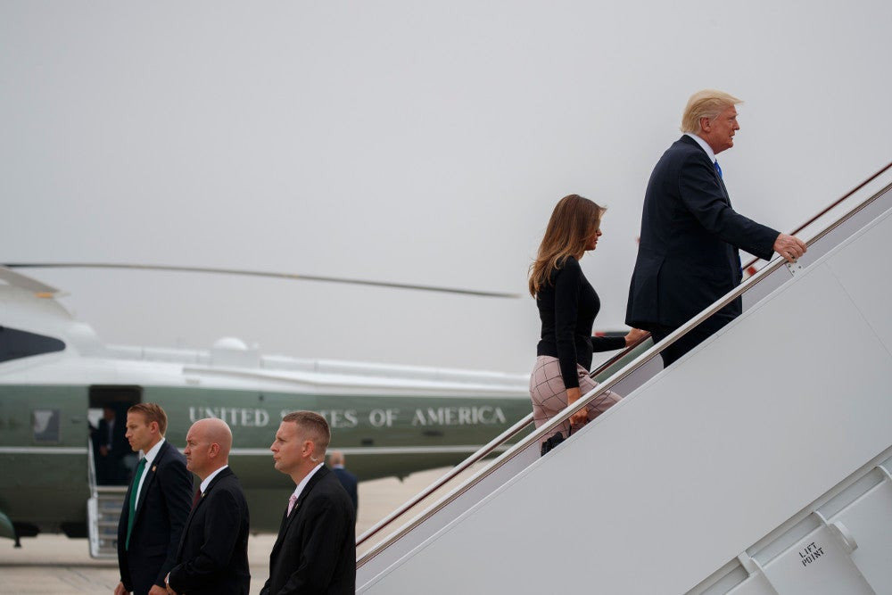 Η αμήχανη στιγμή του ζεύγους Τραμπ κατά την επιβίβαση στο Air Force One (εικόνες, βίντεο)